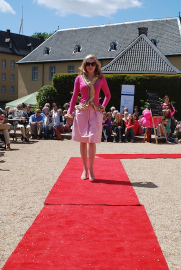 Farbenfroh: Oberteil und Rock