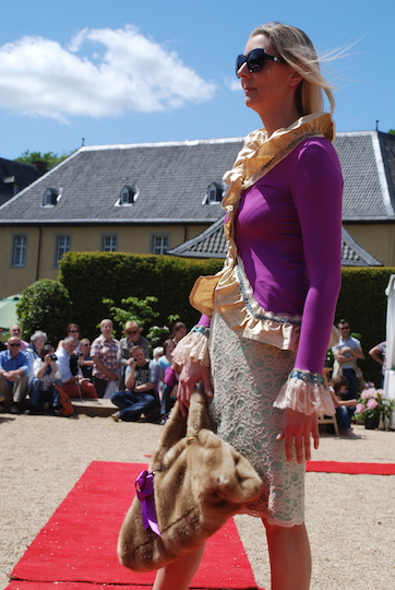 Farbenfroh: Oberteil und Rock