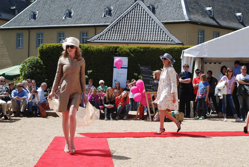 Seidenkleid und Mantel