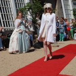 Weißer Spitzenmantel