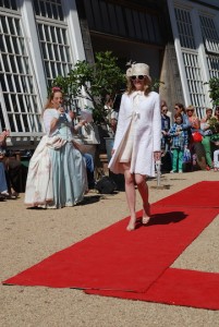 Weißer Spitzenmantel