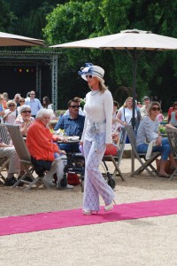 Spitze: Oberteil und Hose